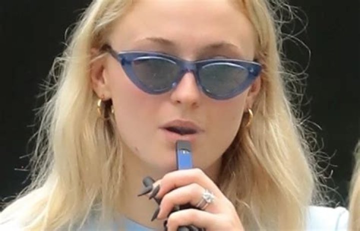 celebs who vape header