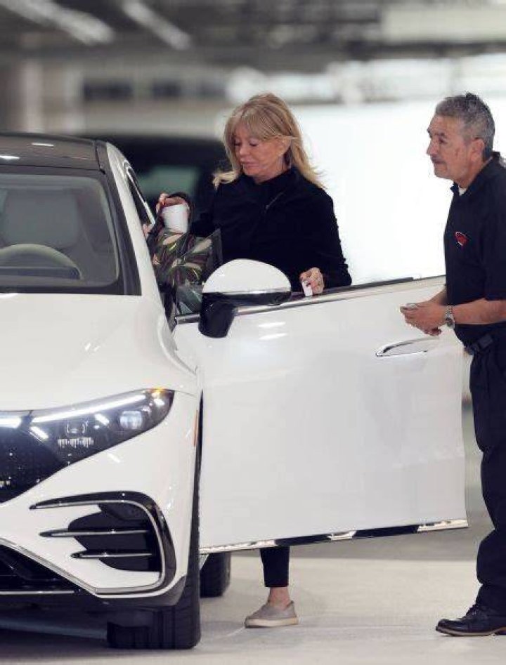 Cuoco getting into her Mercedes AMG