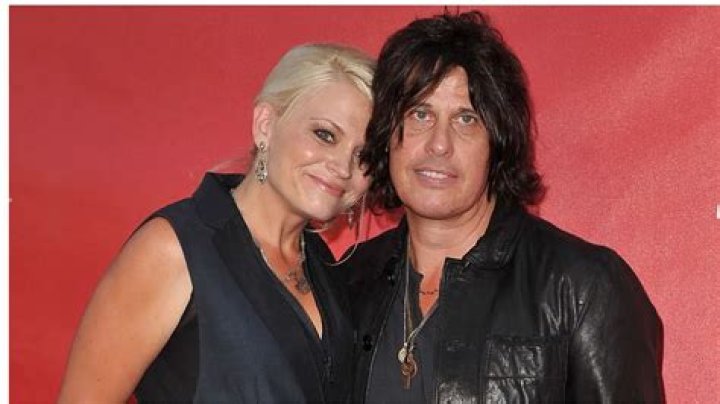 Stone Temple Pilots Guitarist Dean DeLeo Is Behind Bars! Dean DeLeo has been arrested