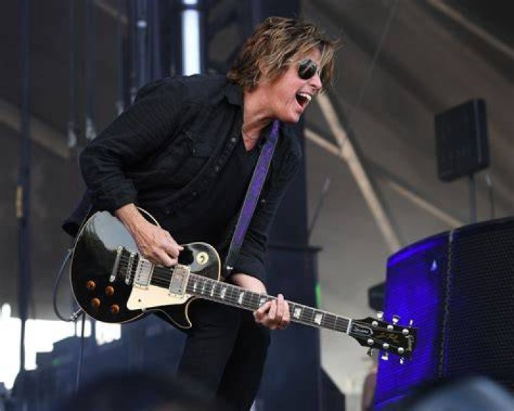 Stone Temple Pilots Guitarist Dean DeLeo Is Behind Bars! Dean DeLeo's wife Jenna DeLeo has been divorcing him