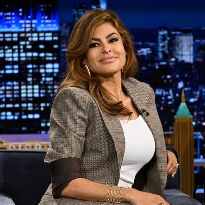 Eva Mendes Get her Hair Styled in Vibrant Red for 2023! Eva Mendes