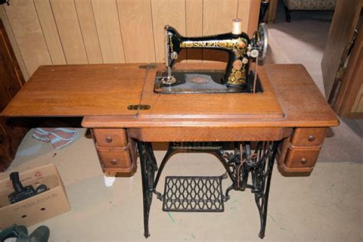 How do you date a Singer sewing machine?