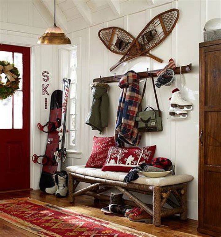 How do you display snowshoes?