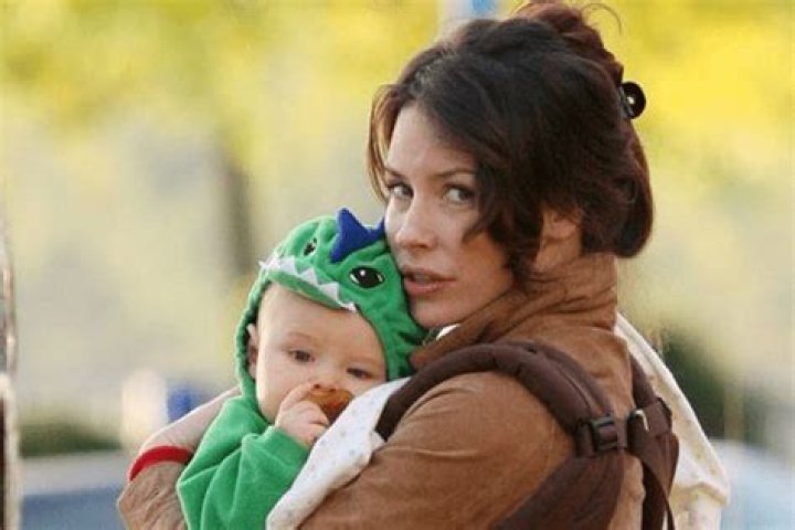 Kahekili Kali's mother Evangeline Lily in a post pregnancy photoshoot.