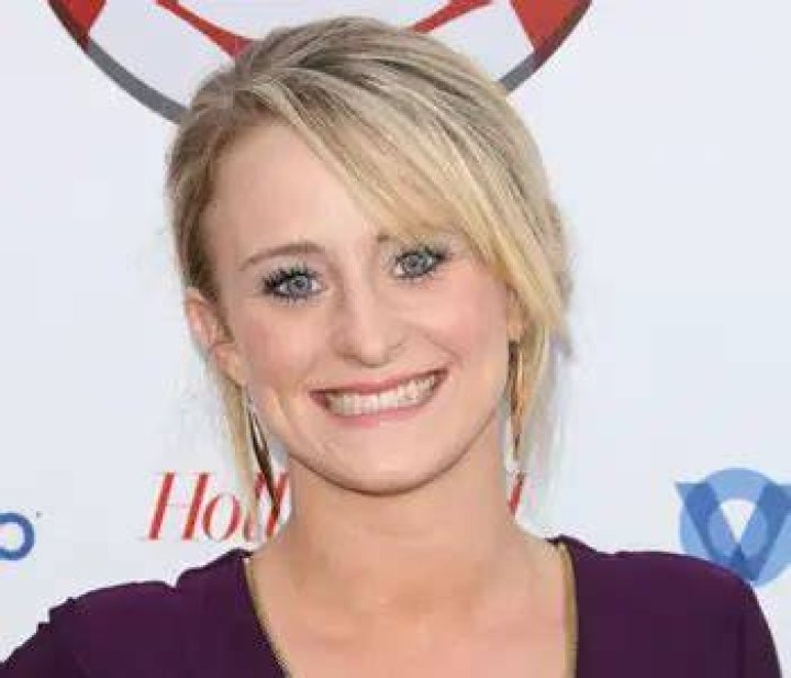 Leah Calvert Bio (Wiki) 