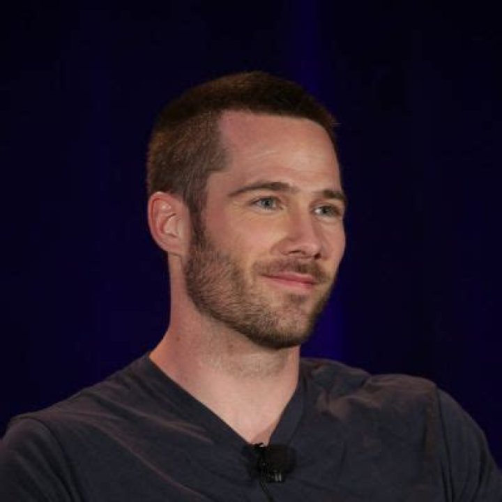 Luke Macfarlane Bio (Wiki) 