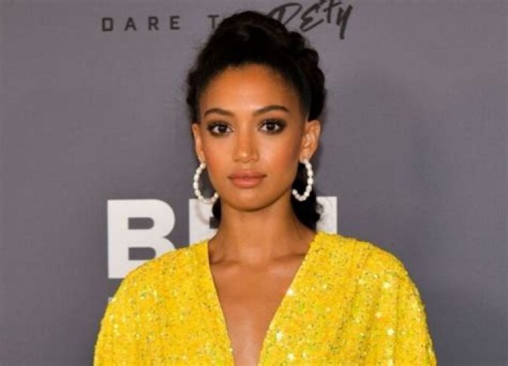 Samantha Logan Bio (Wiki) 