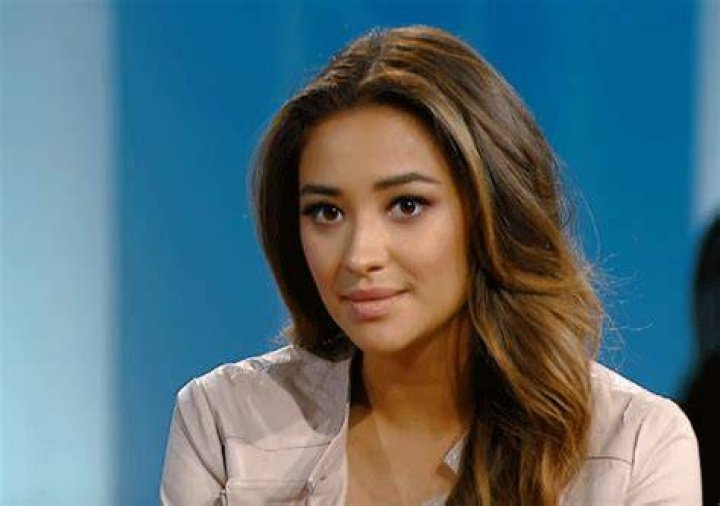 Shay Mitchell Bio (Wiki) 