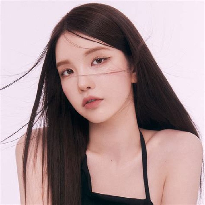 Xooos' plastic surgery appears to be an unfounded rumor. celebsfortune.com